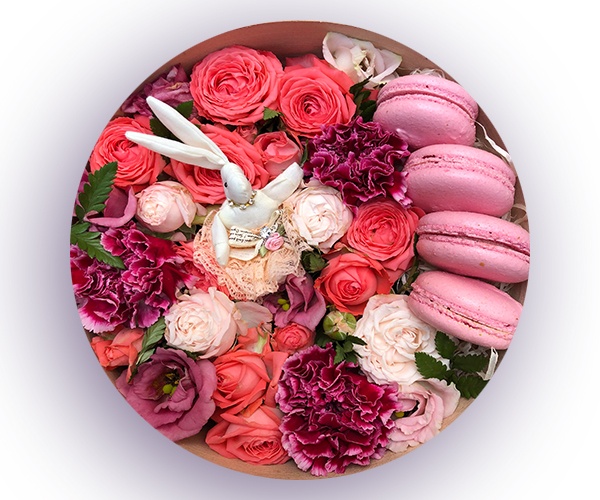 Кругла коробка з трояндою, гвоздикою, еустомою та смачними макарунами