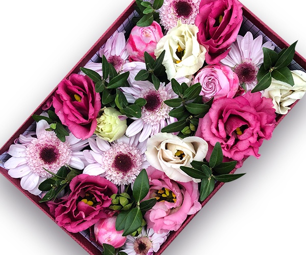 Прямокутна коробка з рожевою хризантемою, кущовою трояндою і еустомою
