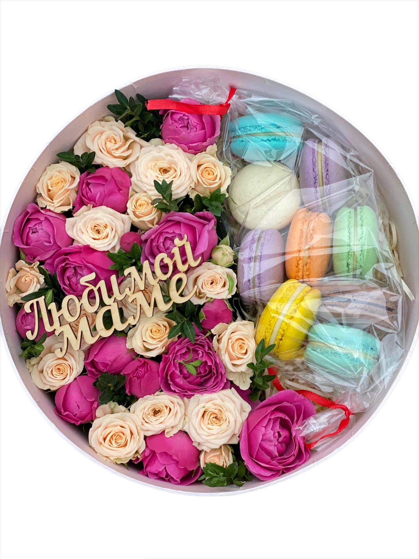 Цветы в круглой коробке с пионовидной розой и макарунами