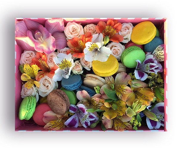 Прямокутна коробка з орхідеєю, альстромерією, кущовою трояндою і макарунами