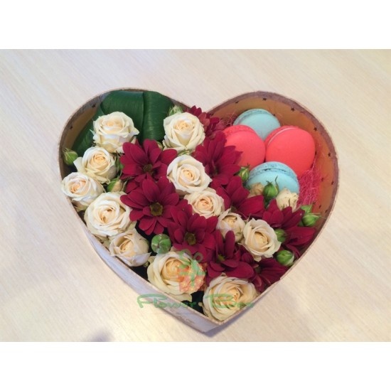 Кремова троянда, червона хризантема і макаруни в коробці сердечком