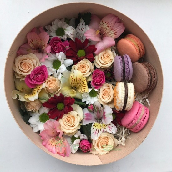 Кругла коробка з хризантемою, альстромерєю, трояндами і макарунами