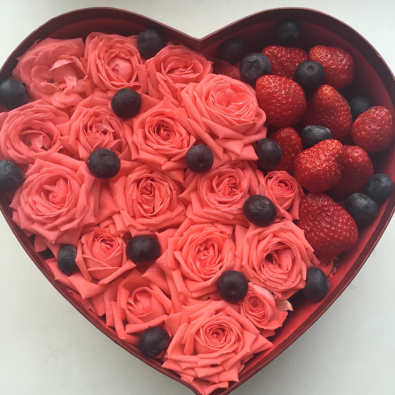 Коробка у формі серця з трояндами, полуницею і чорницею