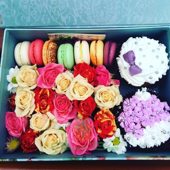 Прямокутна коробка з кущовою трояндою, капкейками і макарунами