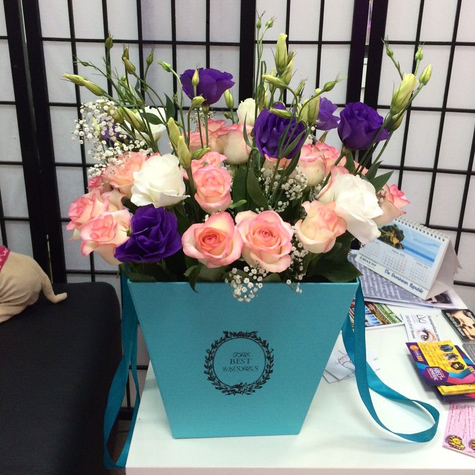 Капелюшна коробка з ніжними трояндами і фіолетовою еустомою