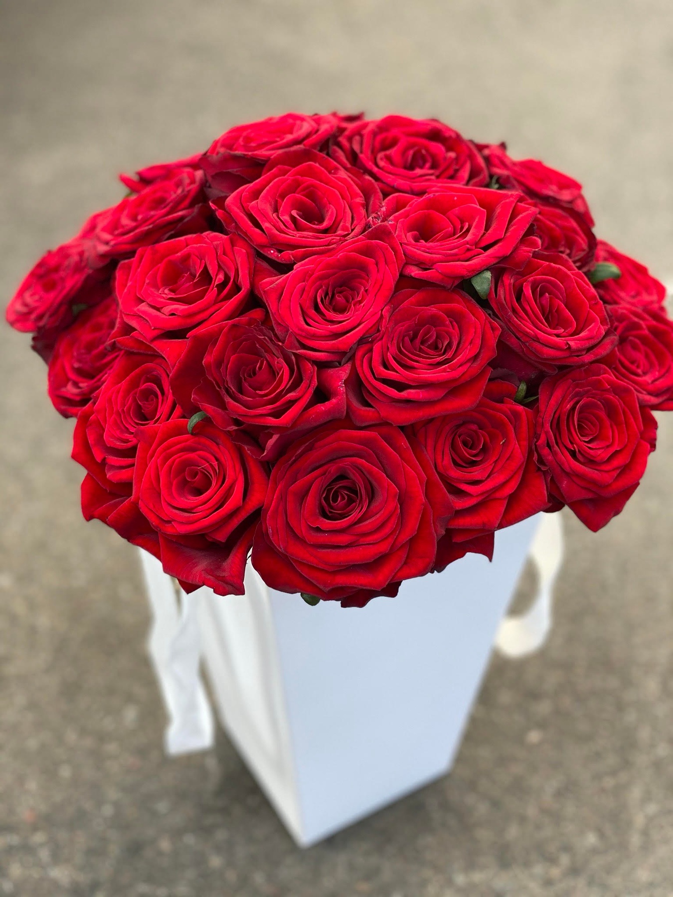 Трапецієвидна коробка з червоними трояндами