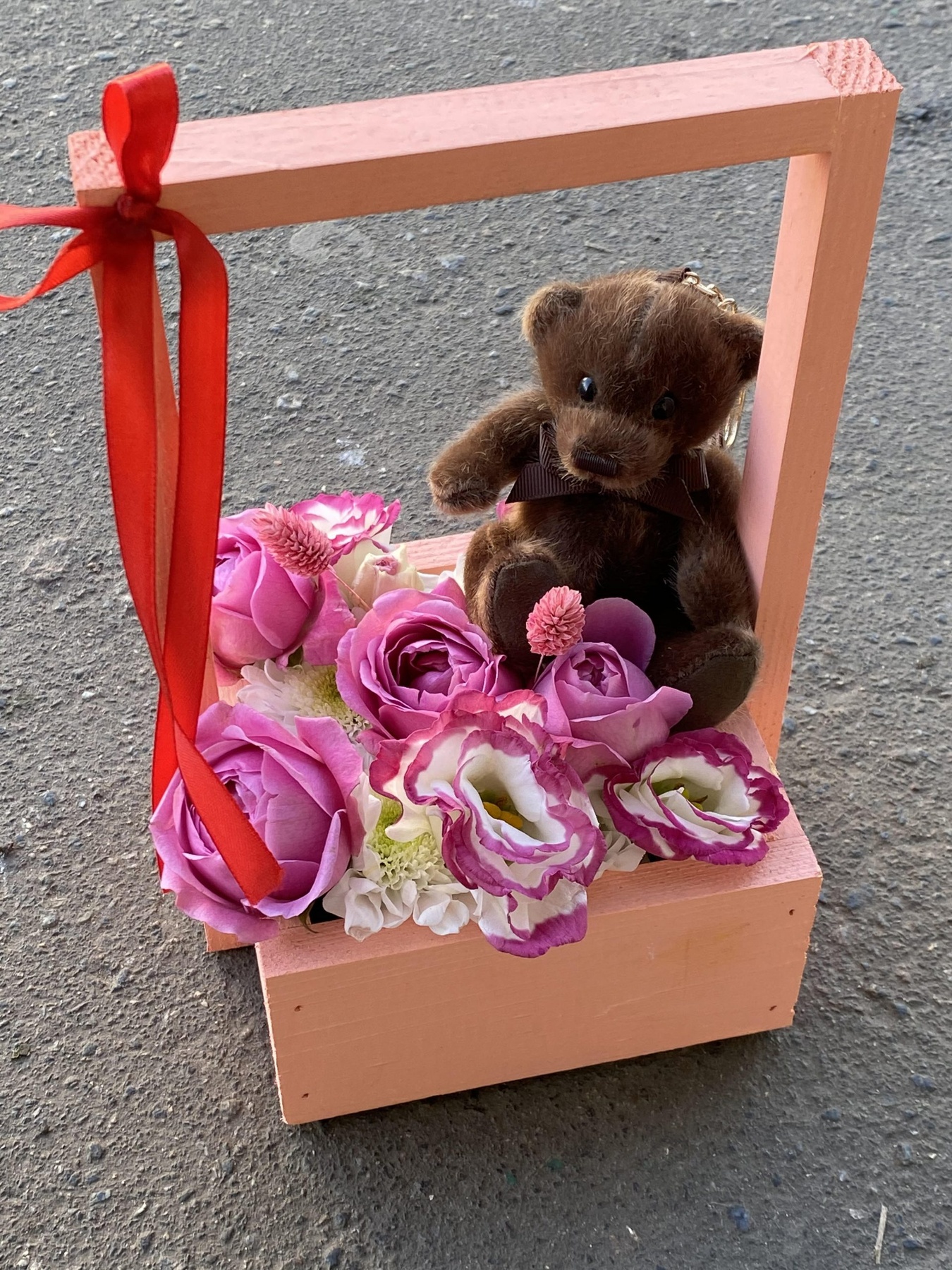 Дерев'яна коробка з піоновидною трояндою, білою хризантемою, біло-рожевою еустомою і ведмедиком