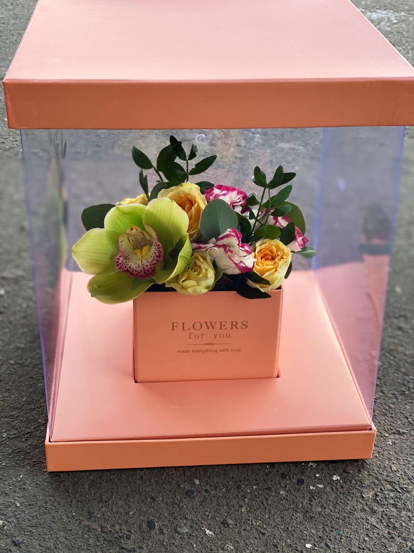 Квіти в прямокутній коробці з орхідеєю, еустомою та кущовою трояндою