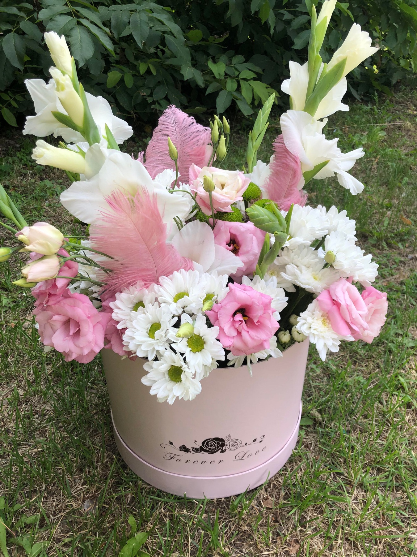 Шляпная коробка с гладиолусом, белой ромашковой хризантемой, розовой эустомой