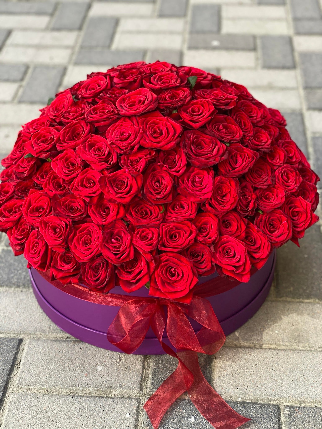 Капелюшна коробка з червоними трояндами