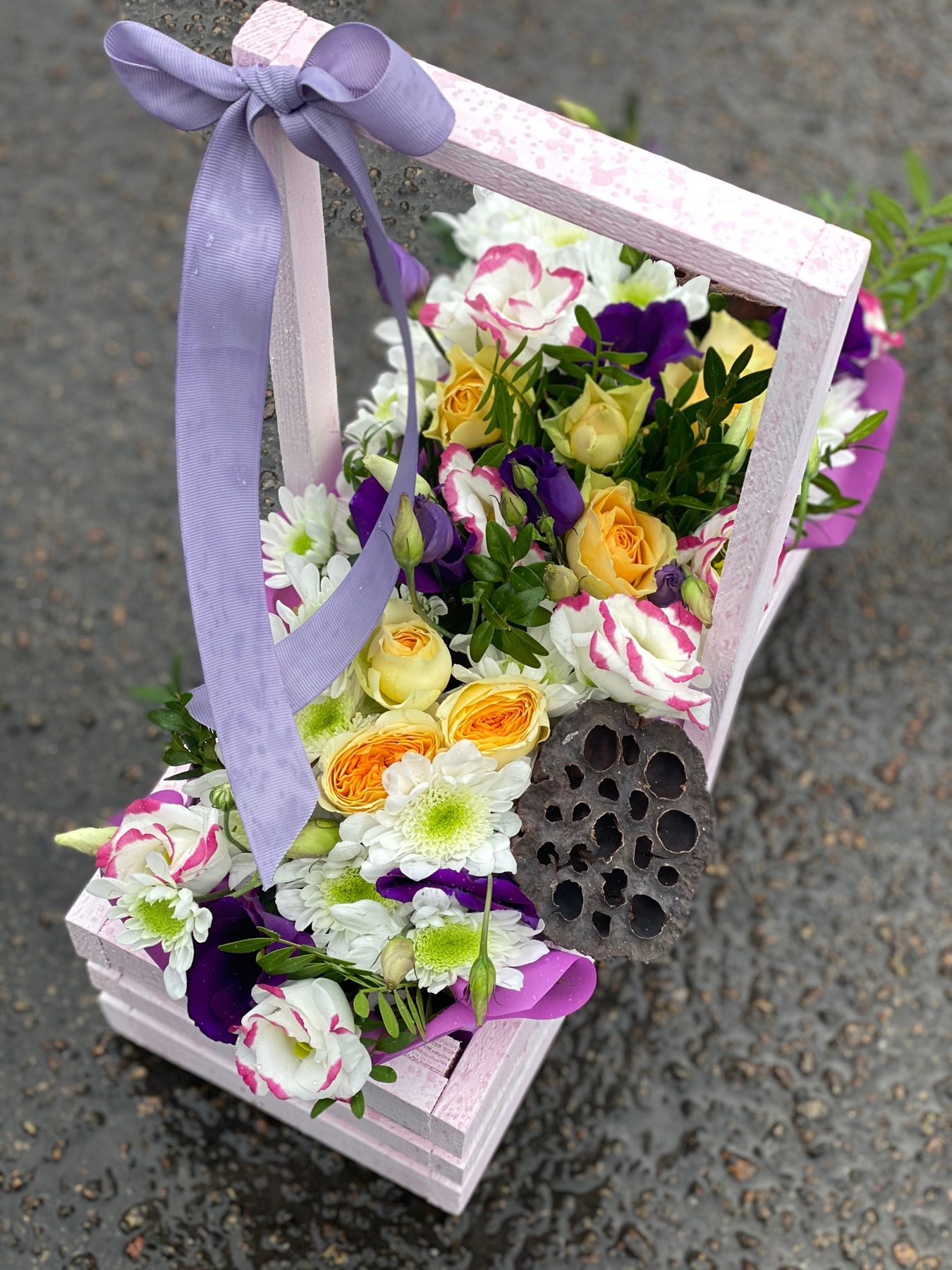 Цветы в деревянной коробке с эустомой, хризантемой и кустовой розой