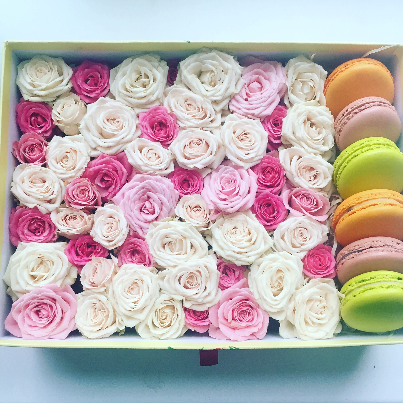 Прямоугольная коробка с розами и вкуснейшими макарунами