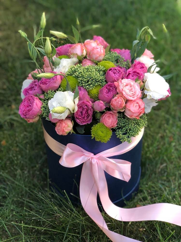 Шляпная коробка с белой эустомой, пионовидной розой и зеленой хризантемой