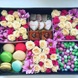 Прямоугольная коробка с кустовой розой, гвоздикой, эустомой, сладостями и ягодами