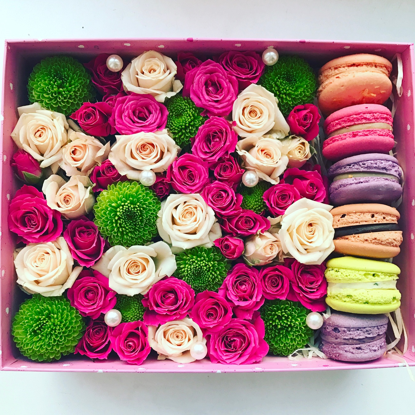 Прямоугольная коробка с зеленой хризантемой, розой и макарунами