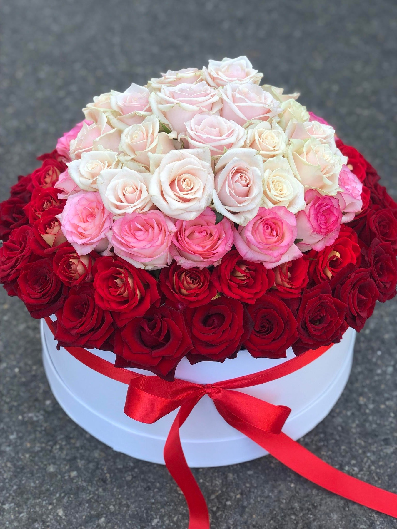 Шляпная коробка с красивой цветовой палитрой роз