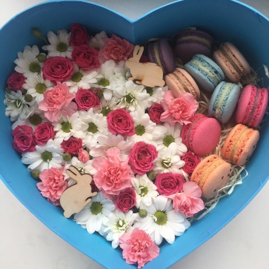 Коробка в форме сердца с ромашковой хризантемой, розой, гвоздикой и макарунами
