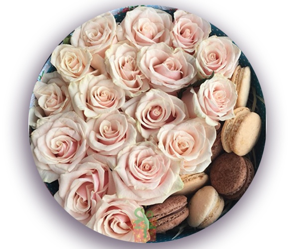 Круглая коробка с кремовой розой и макарунами со вкусом шоколада и кофе