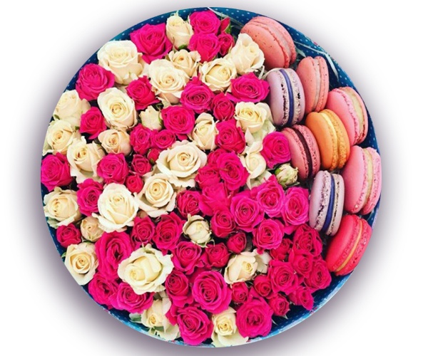 Кругла коробка з чарівними трояндами і макарунами