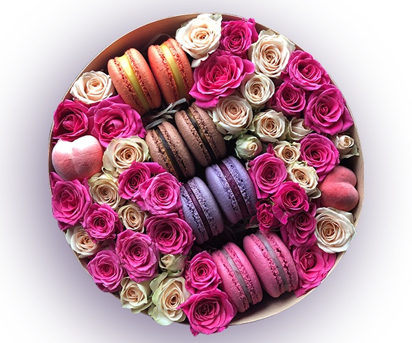 Цветы в круглой коробке с розой и макарунами