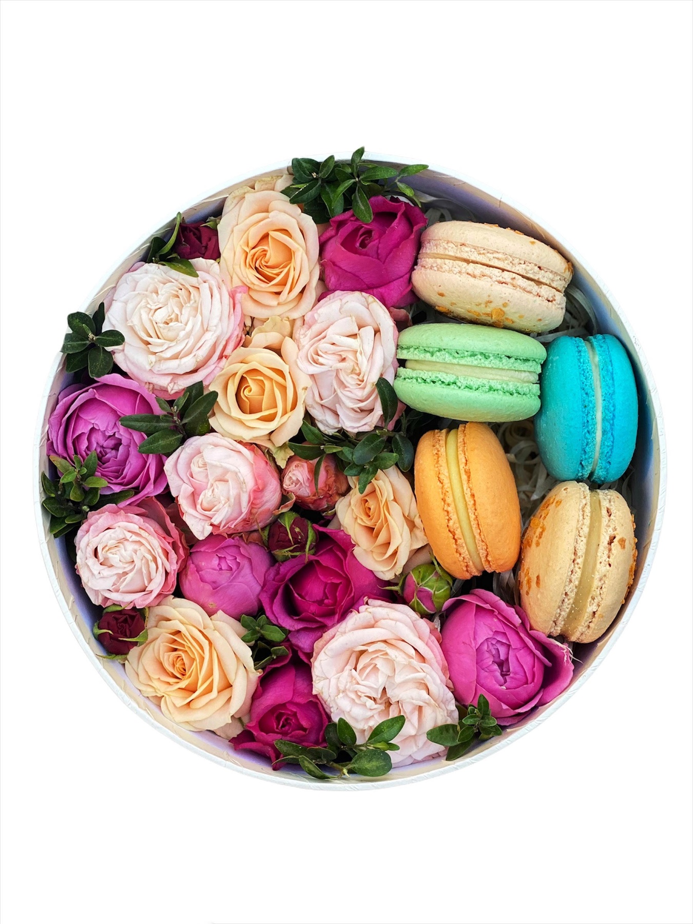 Цветы в круглой коробке с пионовидной кустовой розой и макарунами