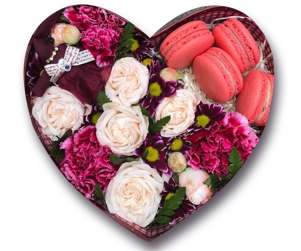 Кустовая роза, хризантема, гвоздика и макаруны со вкусом маракуйи в коробке сердечком