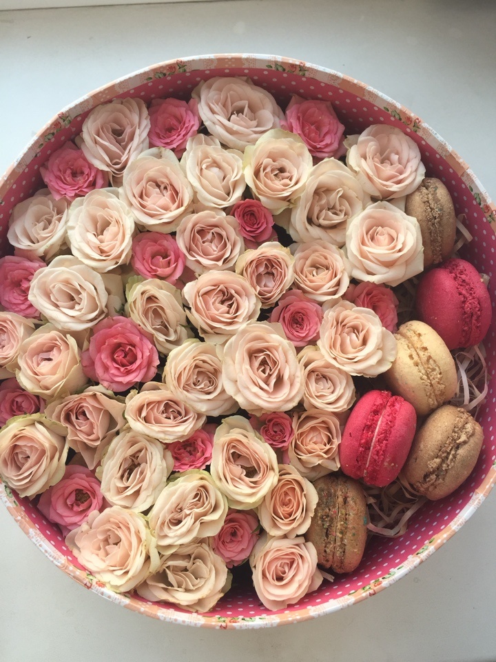 Нежная кремовая и розовая роза с макарунами в круглой коробке