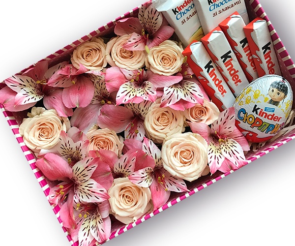 Прямоугольная коробка с кустовой розой, альстромерией и шоколадками Kinder