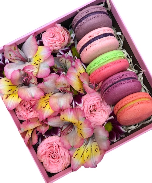 Прямоугольная коробка с кустовой розовой розой, альстромерией и макарунами