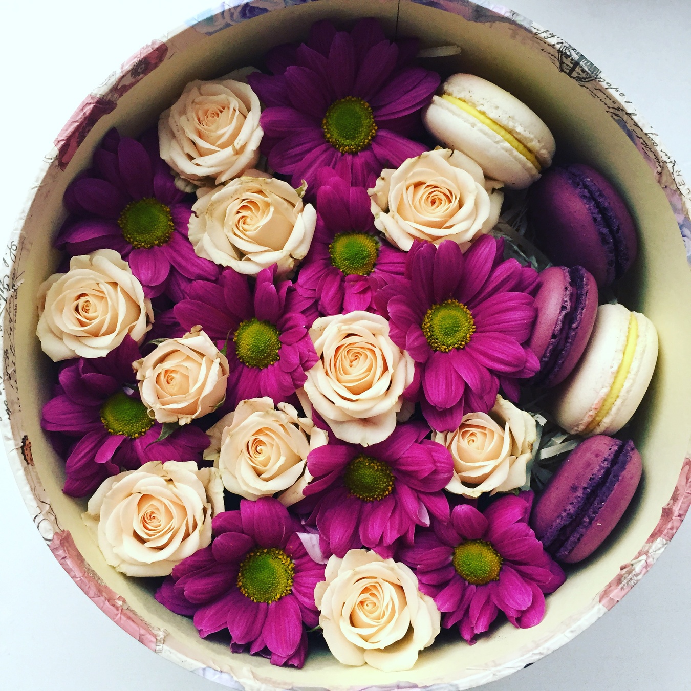 Кругла короька з фіолетовою хризантемою, кремовою розою та макарунами