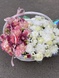 Хризантема, троянда, еустома, орхідея, гербера і гвоздика в плетеному кошику