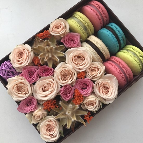 Прямоугольная коробка с кустовой розой, декором и нежными макарунами