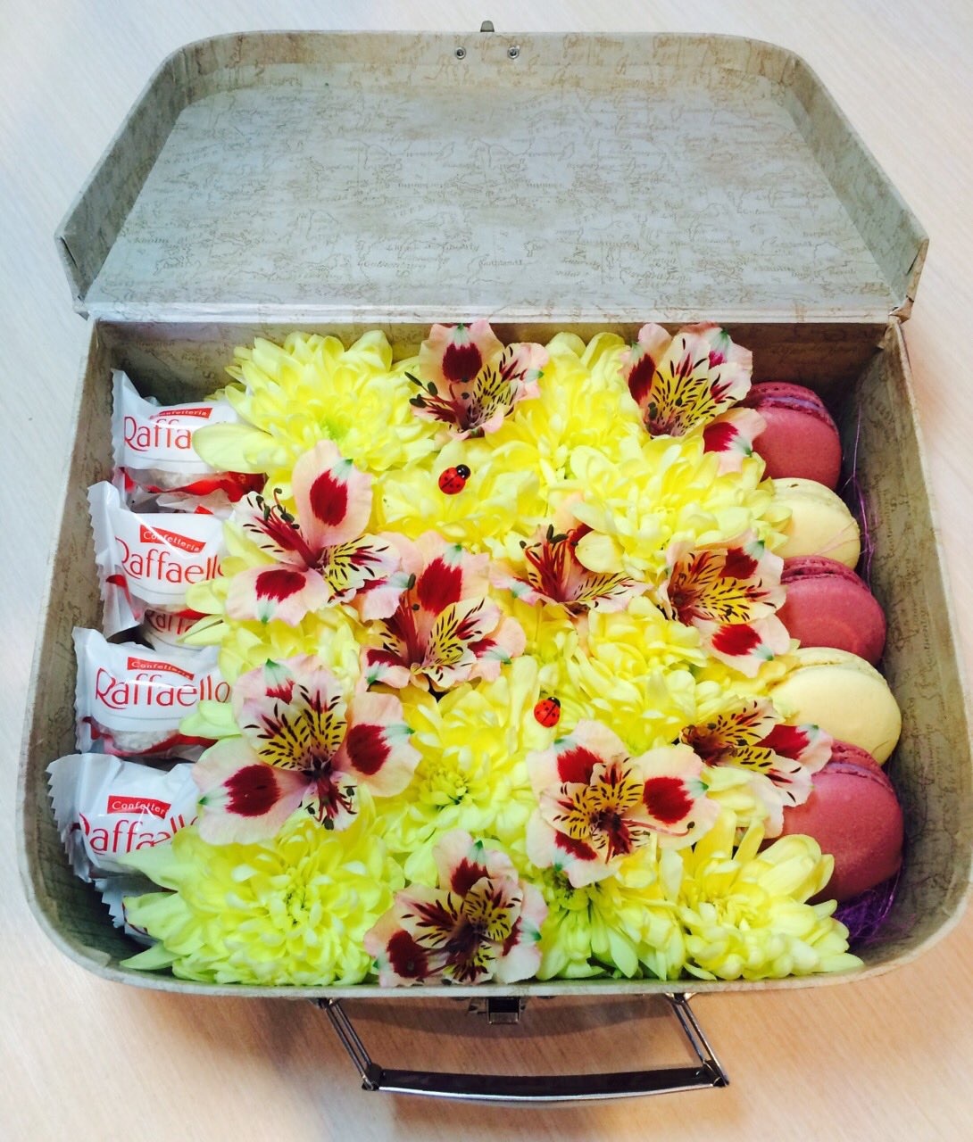 Прямоугольная коробка с желтой хризантемой, альстромерией, макарунами и рафаэлло