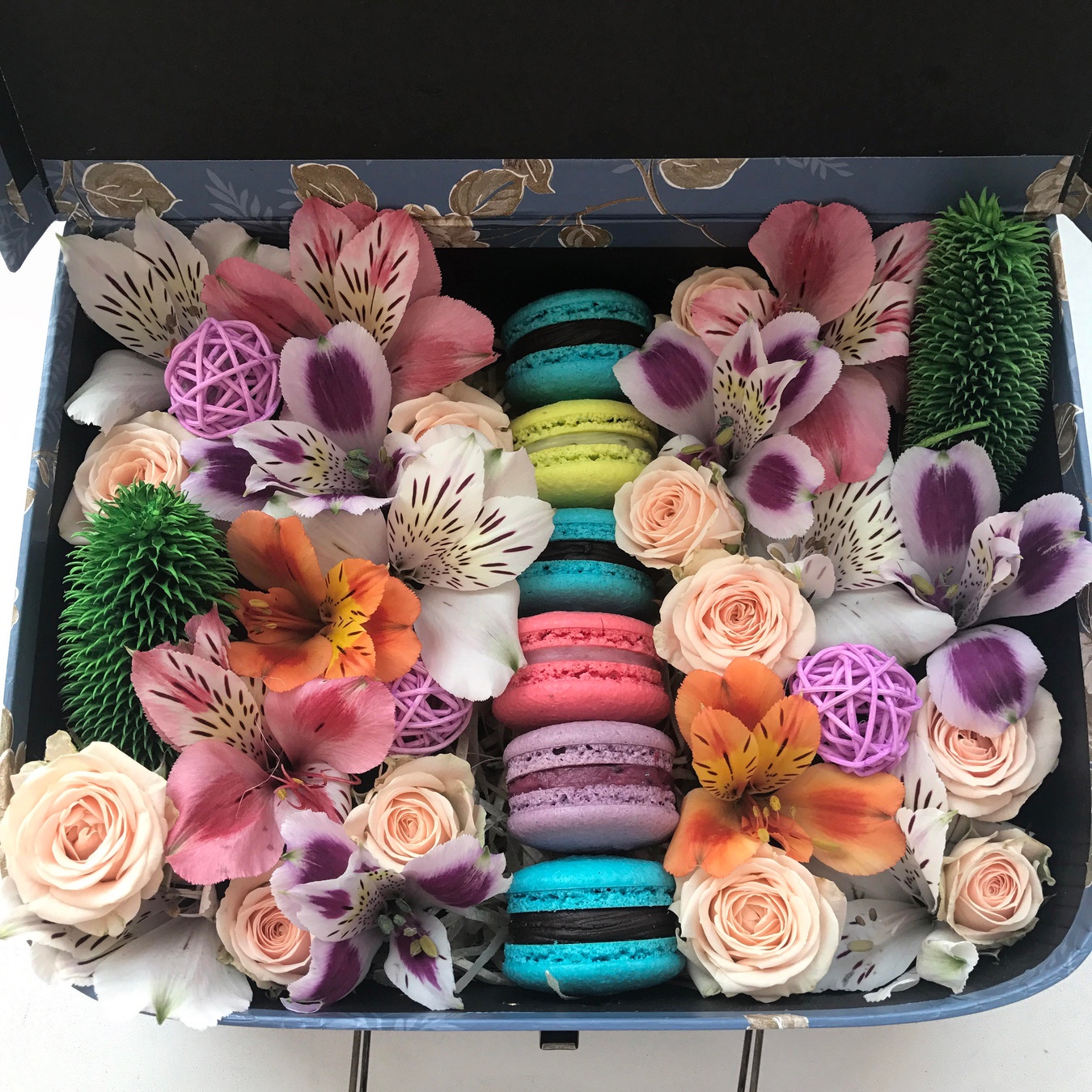 Цветы в прямоугольной коробке с альстромерией, розой и макарунами