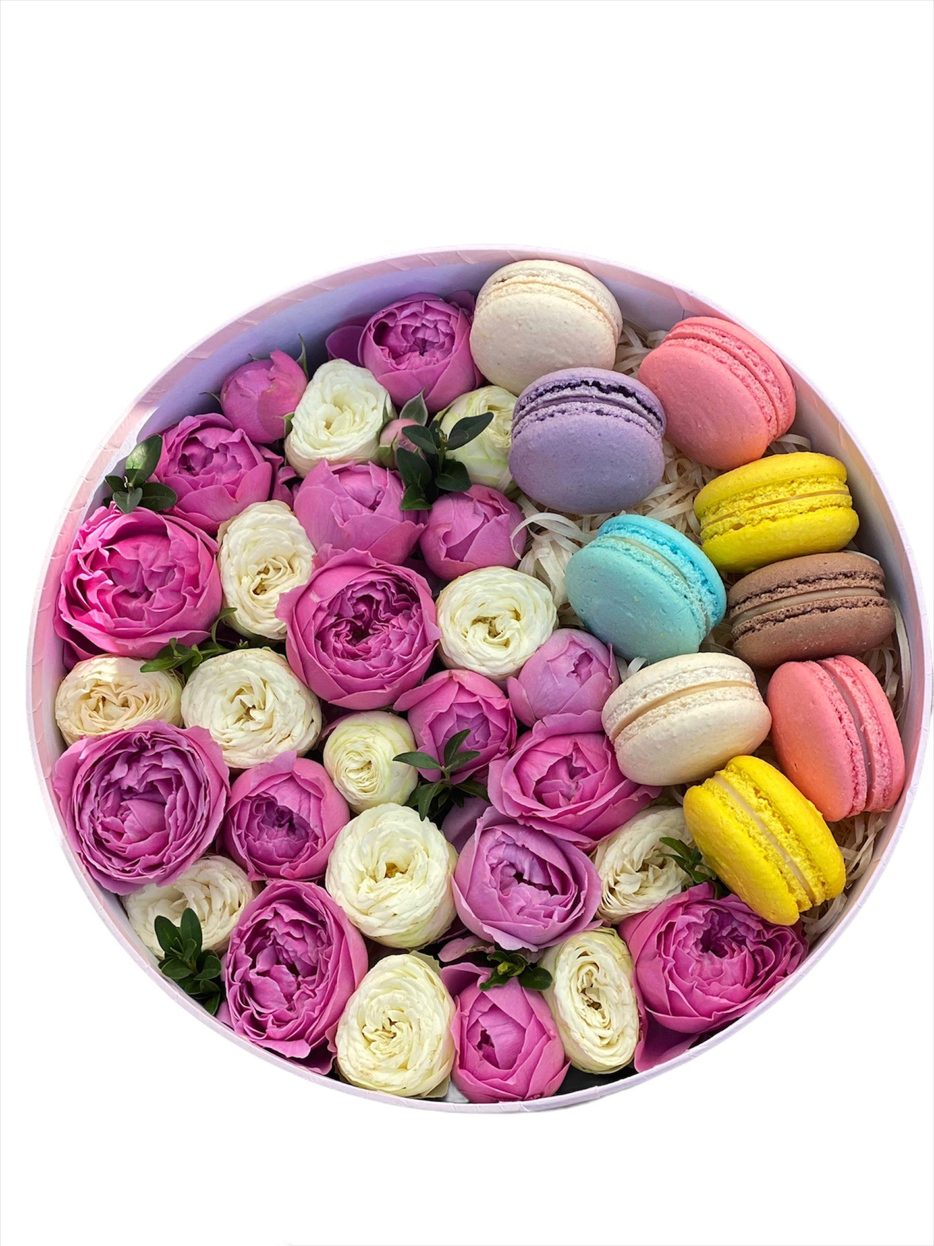 Цветы в круглой коробке с пионовидной кустовой розой и макарунами