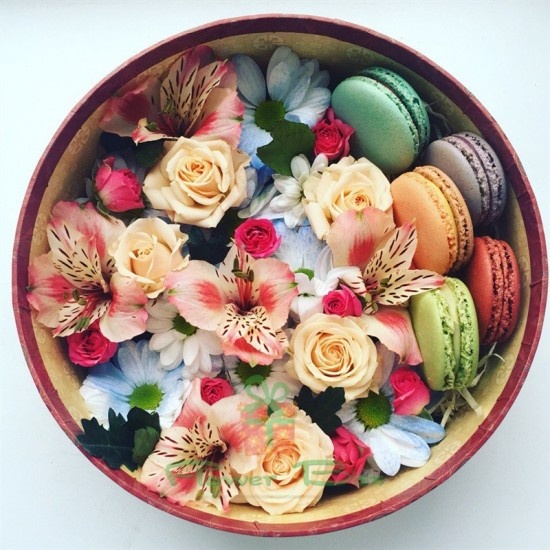 Альстромерия, хризантема, роза и макаруны в круглой коробке