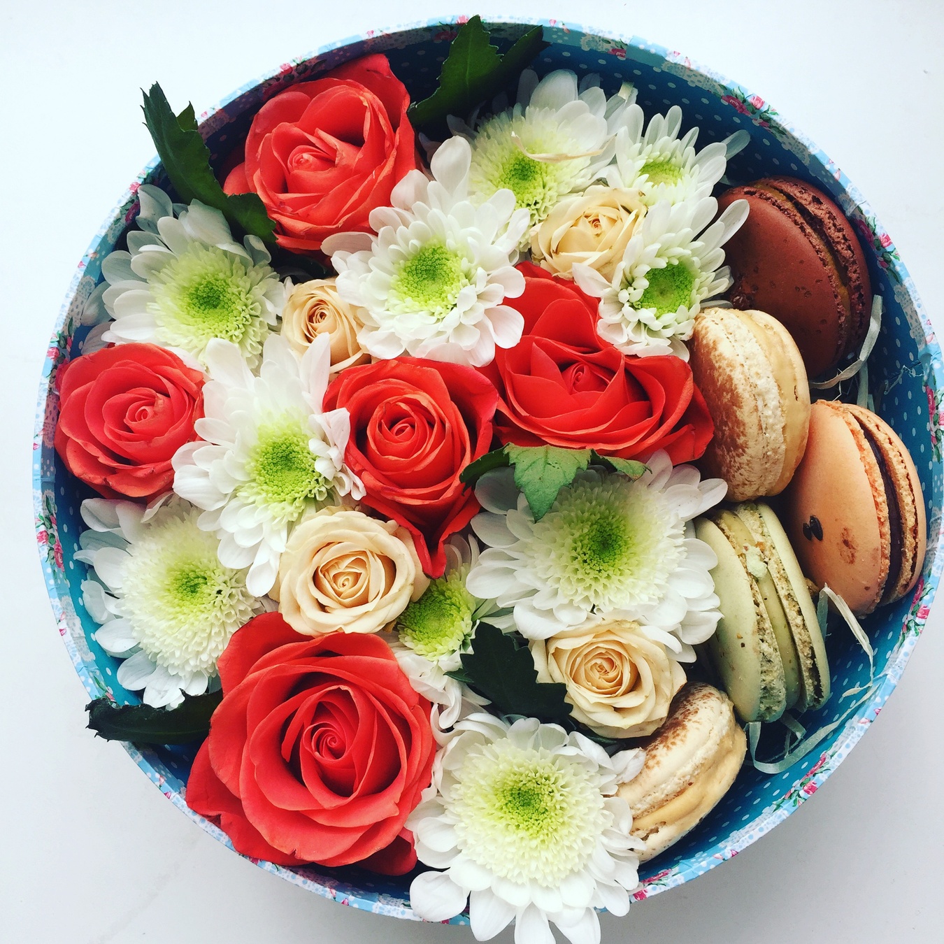 Кругла коробка з хризантемою, кущовою трояндою та макарунами