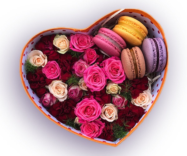 Коробка у формі серця з гвоздикою, кущовою трояндою і смачними макарунами