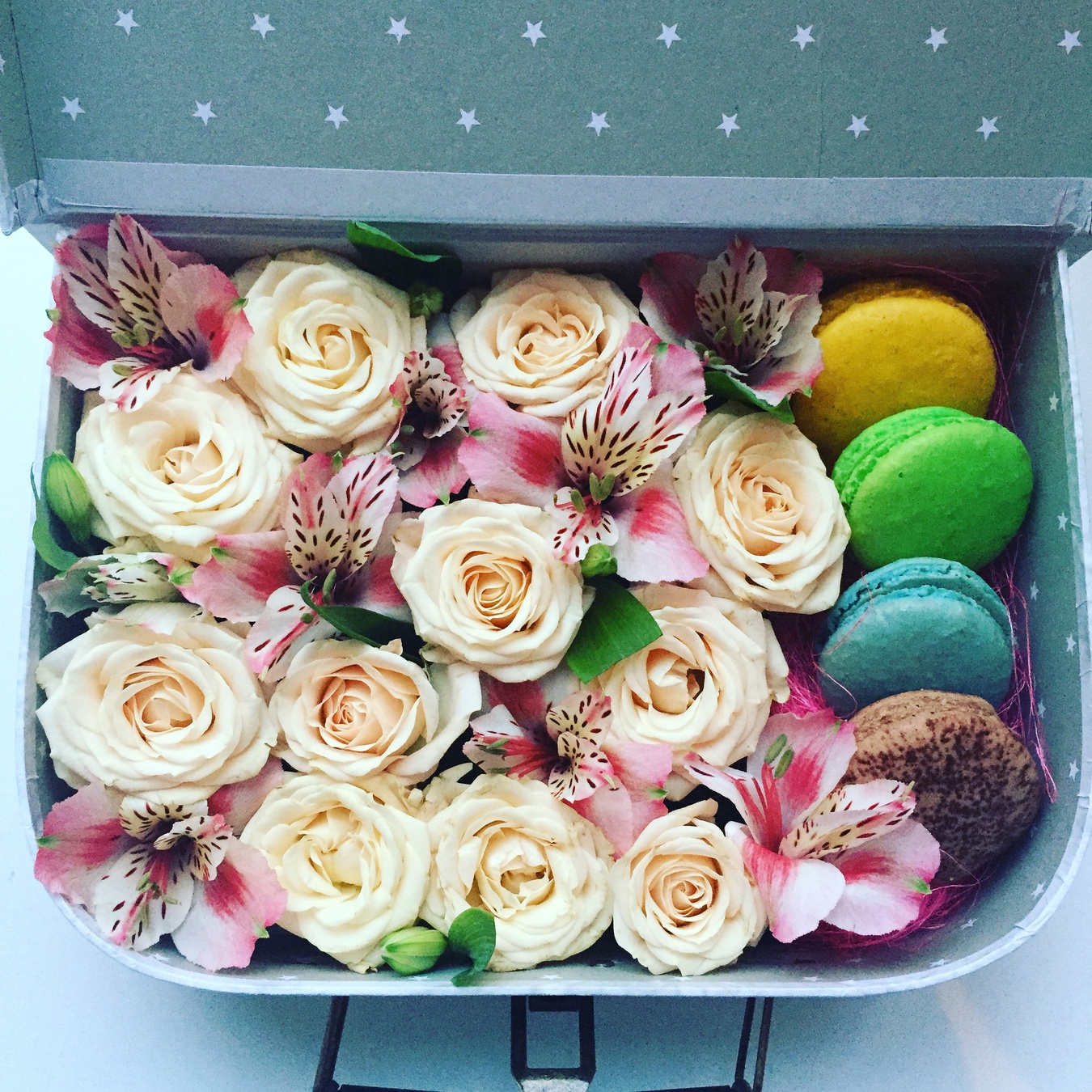 Альстромерія, кремова троянда та макаруни в прямокутній коробці