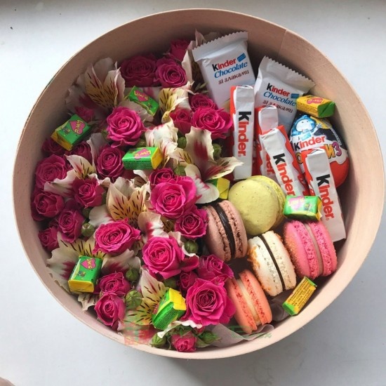 Цветы в круглой коробке с розой, альстромерией и сладостями