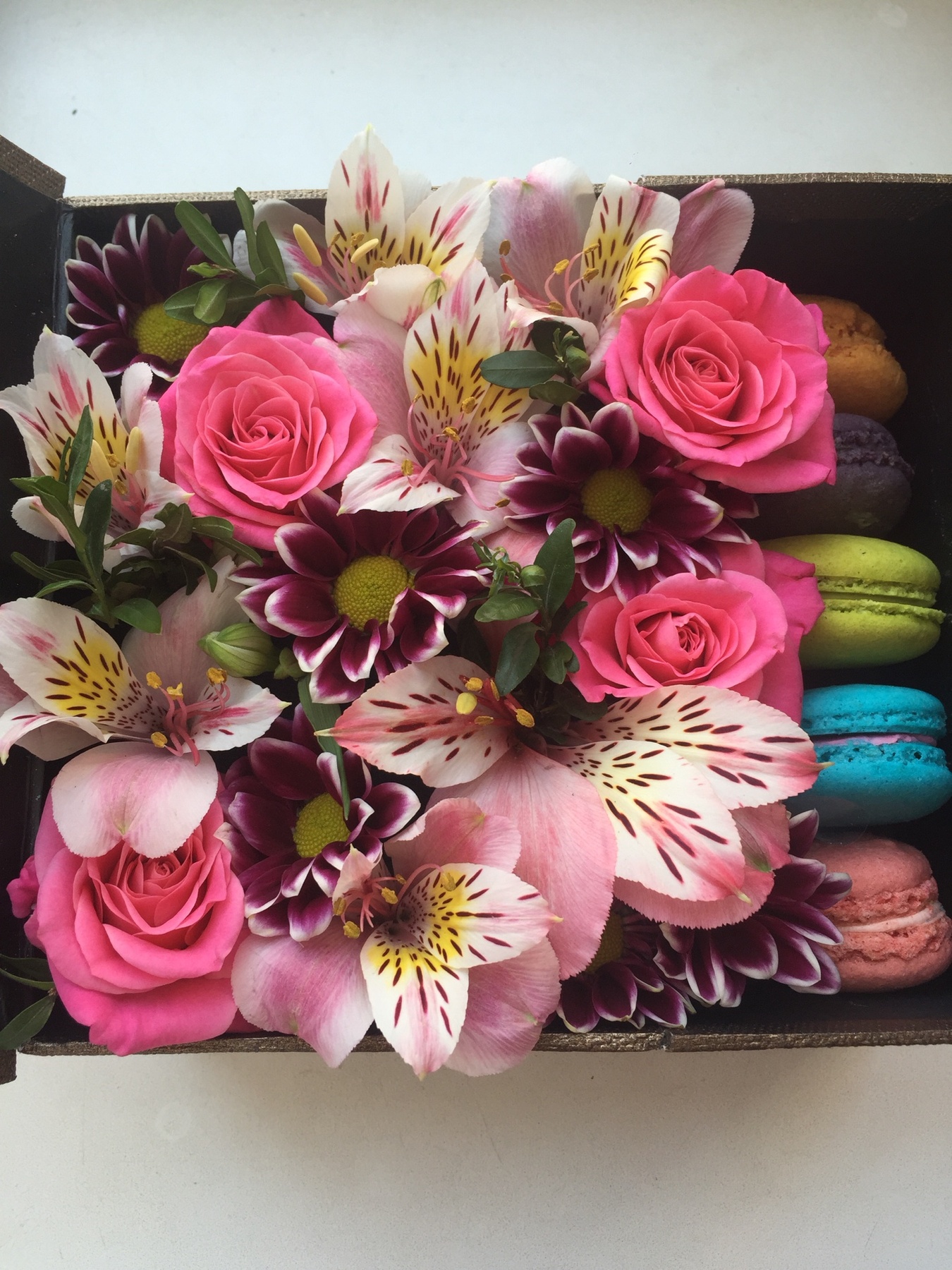 Альстромерія, фіолетова хризантема, троянда і макаруни в прямокутній коробці