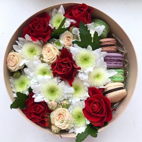 Цветы в круглой коробке с хризантемой, розой и нежными макарунами