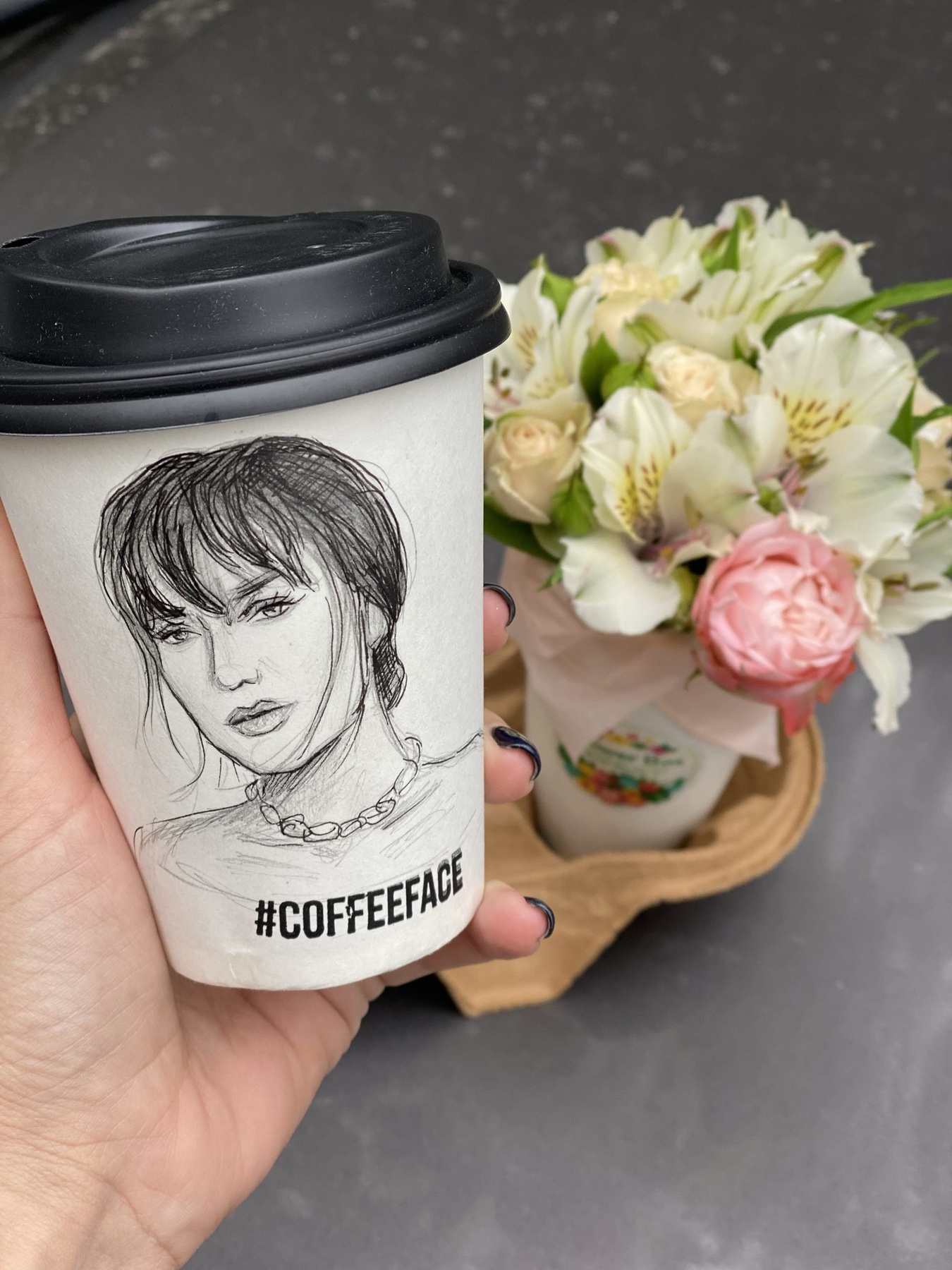 Кофе с портретом и белой альстромерией