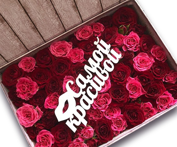 Прямоугольная коробка с розами, шоколадными конфетами и макарунами 2в1