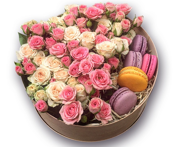 Круглая коробка с нежными кустовыми розами и макарунами