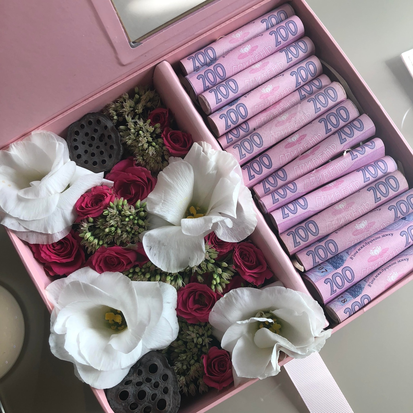 Прямоугольная коробка с гладиолусом, розой, лотосом и отдельным местом для купюр