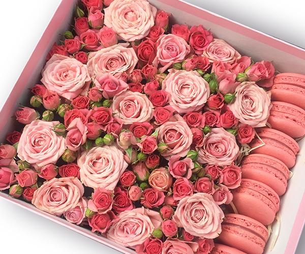 Рожева коробка з ніжними кущовими трояндами і макарунами