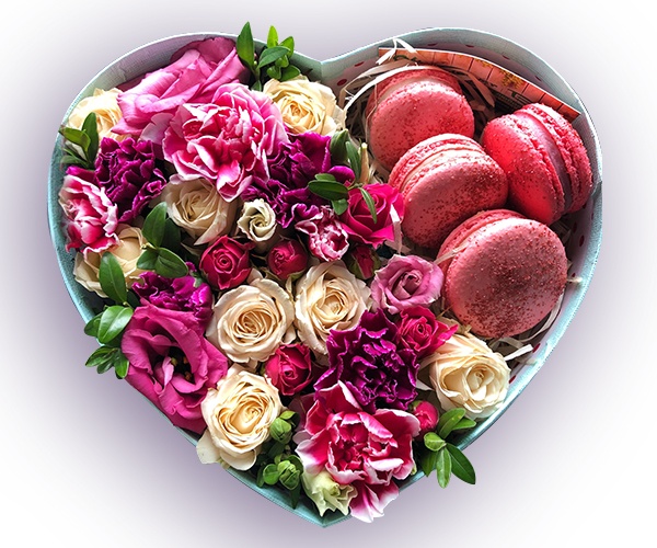 Коробка у формі серця з трояндою, гвоздикою, еустомою та макарунами