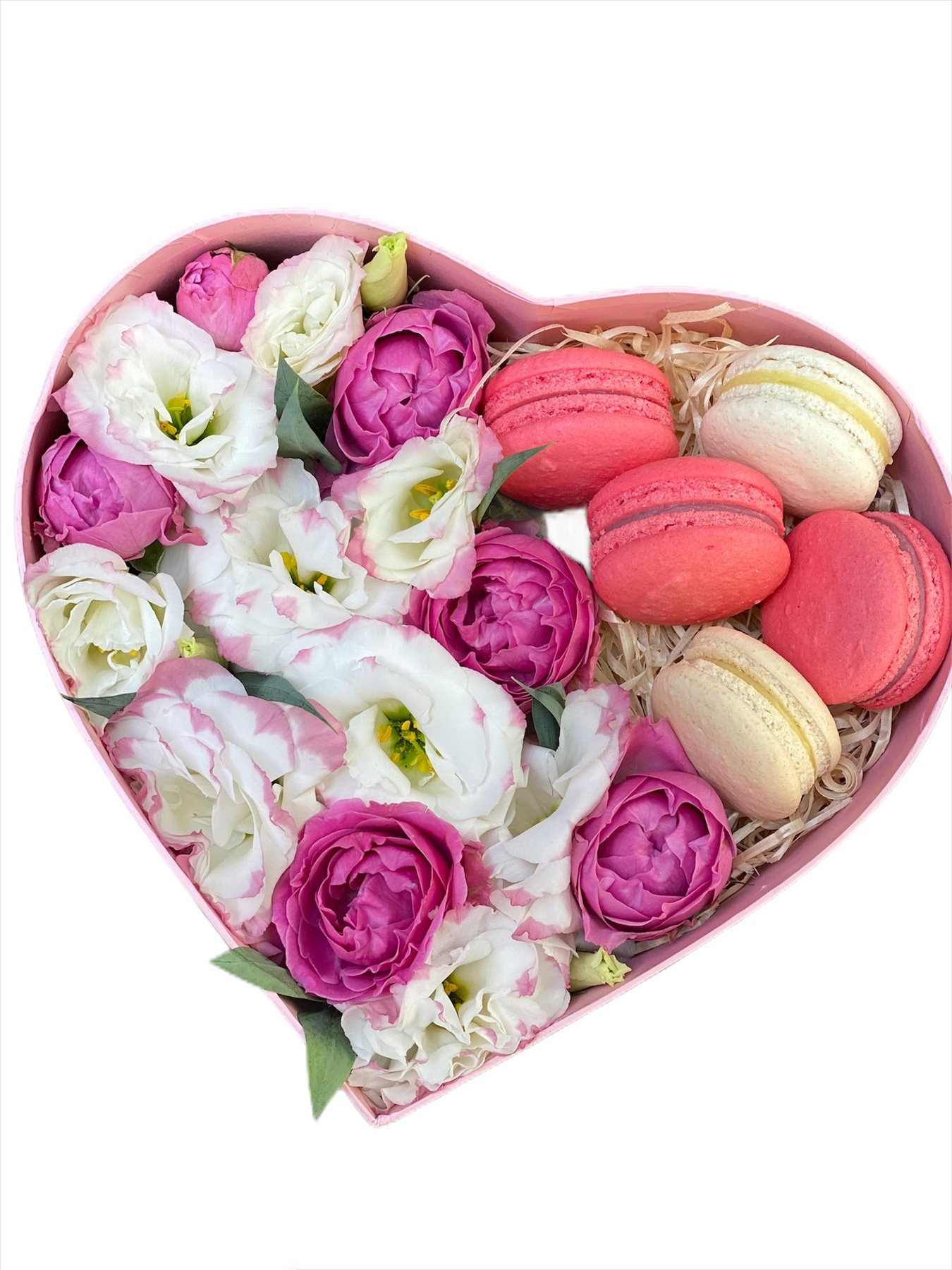 Коробка в форме сердца с эустомой, пионовидной розой и макарунами