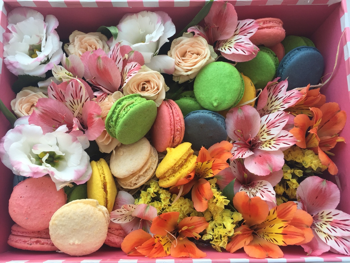 Прямоугольная коробка с эустомой, альстромерией, кремовой розой и макарунами
